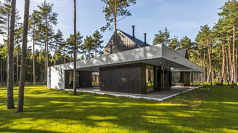 Im Schatten hoher Pinienbäume befindet sich im estnischen Viimsi ein privates Wohnhaus, das durch seine kontrastreiche Architektur hervorsticht. Die Kombination aus Holz und Beton in Sichtbetonqualität verschmilzt mit der Landschaft und spiegelt die Leidenschaft des Besitzers für besondere Betonstrukturen wider. Aufgrund der hohen Ansprüche an die Sichtbetonqualität und die gewünschte persönliche Projektbetreuung fiel die Wahl auf PERI als Kooperationspartner.