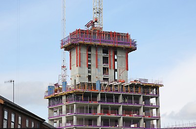 Cassaforma a telaio per solai SKYDECK Low on-site material requirements due to early striking with the drophead and fast deployment of the panels and beams in the next storey.