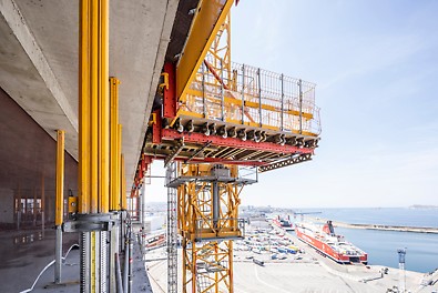 Sicherheit bei hohen Windkräften Während des Kletterns sind die Klettereinheiten zu jeder Zeit fest mit dem Gebäude verbunden. Dies gilt sowohl für kranabhängiges als auch kranunabhängiges Klettern. So ist der Selbstkletterbetrieb auch bei hohen Windgeschwindigkeiten möglich. Die Konstruktion ist standardmäßig für Windgeschwindigkeiten nach deutscher Norm bemessen.