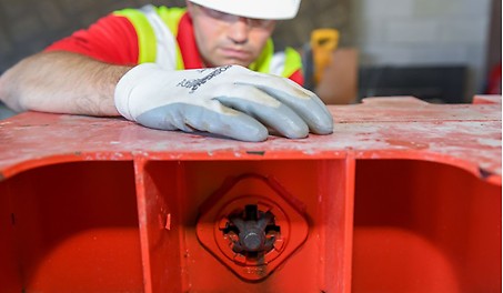 Um die Montagegeschwindigkeit und -effizienz zu optimieren, minimieren die von einer Person zu bedienenden und selbstausrichtenden X-Bolt-Verbindungen die Montagezeit und die Arbeitskosten.