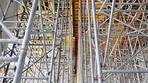 With the use of the PD 8 slab tables, large moving units and room heights can be cost-effectively formed.