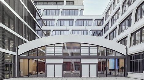 Pro kopulovitý strop vyvinula firma PERI řešení bednění z 82 jednotlivě zhotovených dílců pro pohledový beton, které byly předem smontovány a dodány na stavbu. (Foto: Thilo Ross)