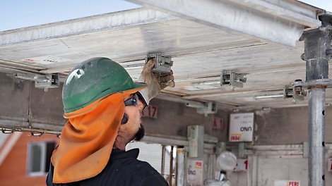 After hanging in the slab elements, the slab couplers always tightly pull together two panels and at the same time serve as support for the slab props.