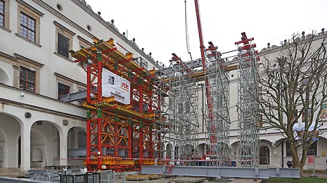 Zabezpieczenie miejsca katastrofy w Zamku Książąt Pomorskich za pomoca rusztu opartego na wieżach wysokonośnych PERI VST