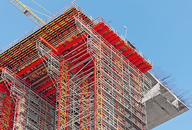 Motorway bridge over the Rio Sordo, Vila Real, Portugal - Both the superstructure formwork as well as the falsework were based on the VARIOKIT engineering construction kit.
