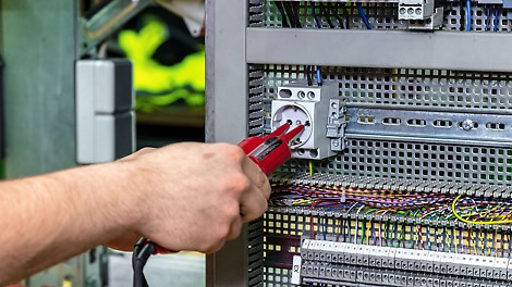 Elektroniker_in für Betriebstechnik Prüfung einer Steckdose