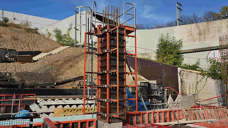 Sloupové bednění QUATTRO s výstupem zabezpečeným ochranným košem.