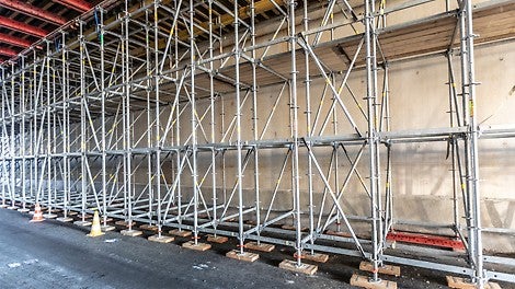 Voorgemonteerde VARIO dekbekisting met RCS profielen van PERI, liggend op PERI UP ondersteuning.