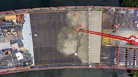 Die Aufhängung der VARIOKIT VCB Bühnen schloss ohne Störstellen bündig mit der Betonoberkante ab und ermöglichte den Einsatz von Rüttelbohlen. Bei den Betonierabschnitten über Wasser konnten die Bühnen anschießend von oben gelöst und mit dem Kran umgesetzt werden.