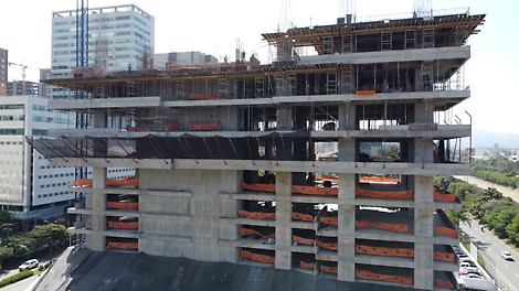 Sistema de encofrado de losas MULTIFLEX en combinación con torres de carga ST-100.