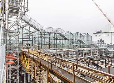 Las escaleras se caracterizan por su diseño ondulado, que no solo es visualmente impactante, sino que también garantiza una agradable experiencia al caminar.
(Foto: PERI SE)