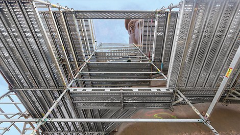 The PERI UP Rosett Flex modular scaffold system provided safe working conditions for the craftsmen and metal designers during the realisation of the 33 m high bronze work of art.