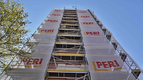 Fasádní lešení okolo severní věže.