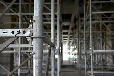 PERI UP MD (PS100): Easy connection of verticals via Gravity Lock