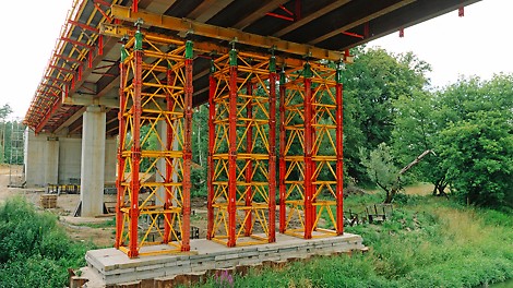 Systemy PERI na budowie łącznika obwodnicy północnej w Kędzierzynie Koźlu. Obiekt mostowy przez rzekę Kłodnicę i Kanał Gliwicki.