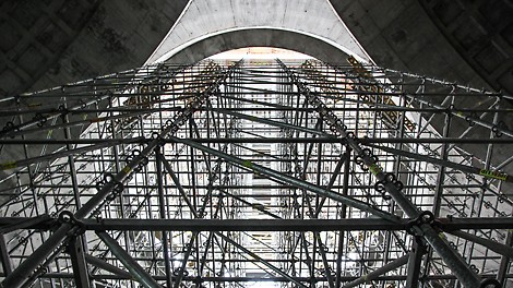 Подготовка к монтажу опалубки большого купола. На протяжении всей стройки система лесов PERI UP обеспечивала 100% надежность несущей конструкции. Применение системы PERI UP в качестве несущих лесов, а также лесов доступа позволило верно и точно выставлять опалубку в проектное положение и оперативно демонтировать или наращивать по мере необходимости с минимальными трудозатратами.