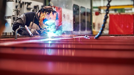 Langlebig und robust PERI Systeme sind für eine lange Lebensdauer ausgelegt. Bei Rahmenschalungen z. B. lassen sich selbst stark beschädigte Elemente nach der Reparatur und mit einer neuen Schalungsplatte belegt für unzählige weitere Einsätze nutzen.