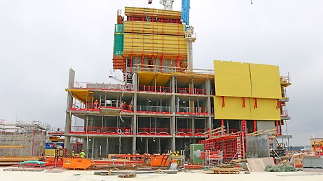 Suojaseinät alkavat asettua pikkuhiljaa paikoilleen elokuussa 2017.