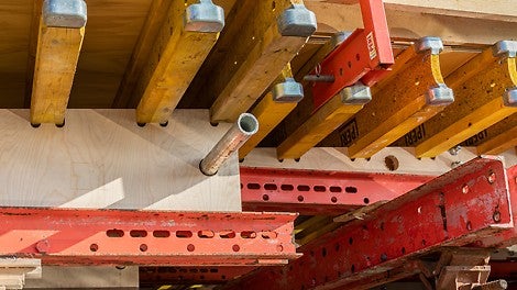 PERI heeft in de engineering de straal van de toog van de brug al in de prefab dekbekisting opgenomen. De flexibiliteit van het VARIOKIT systeem is daarbij een absolute pré.