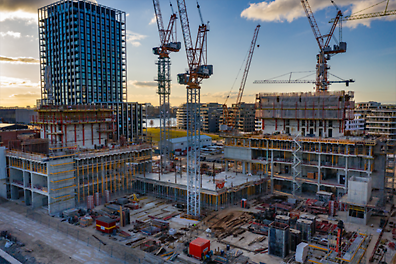 Dronefoto van de bouw van de Y-Towers in Amsterdam waar diverse PERI producten zijn toegepast.