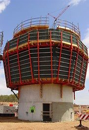 A void was left in the internal platform to allow crane access so that construction could commence on the sampling floor, located 45m above the ground.