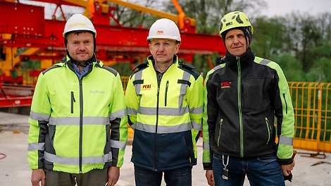 Budowa obiektu MGP-3, droga ekspresowa S1, Obwodnica Oświęcimia Wsparcie PERI na budowie. Od lewej: Daniel Paliwoda (BUDIMEX), Jacek Łyczbiński (PERI Polska) Grzegorz Gancarz (PERI Polska)<br/>