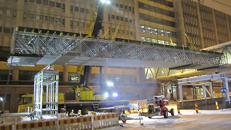 PERI UP LGS -osilla toteutettu kulkutaso nostettiin paikoilleen parkkihallin ajorampin päälle, johon ei ollut mahdollista pystyttää tuentaa maasta käsin.