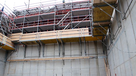 Kevyet ja käyttövalmiit FB 180 –niveltyötasot toimivat alustana raudoitustelineille.