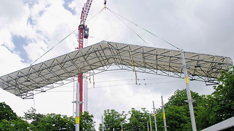 När kassetterna är byggda ihop hissas den på plats med hjälp av en kran.