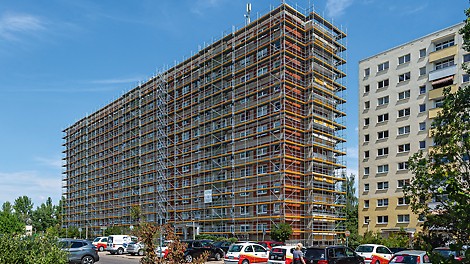 Wohngebäudesanierung Silberhöhe, Halle (Saale): Die Einrüstung mit PERI UP Easy ermöglichte die aufwendige Sanierung des 11-geschossigen Plattenbaukomplexes im geplanten Zeitrahmen.