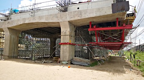 Customized VARIOKIT Trusses are suspended from the pier caps by four DW26 tie rods to support a maximum load of 50t without any shoring to the ground. 