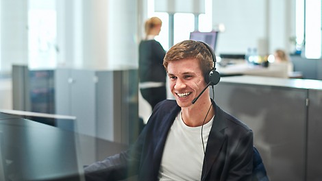 PERI Digitale Schulungen Referent sitzt für die digitale Kundenschulung vor dem Monitor