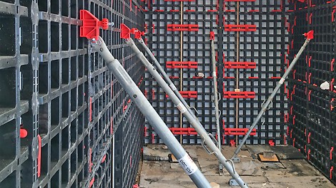 DUO-monikäyttömuotti toimi seinämuottina REDIn kauppakeskuksen päällä, Loiston alimmissa kerroksissa, jotka rakennettiin sääsuojan alla.