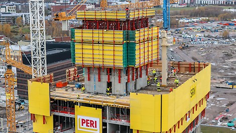 组合使用MAXIMO 井筒外模板与RCS导轨爬架系统，能够经济地浇筑建筑物内部的电梯井。施工中爬架系统与建筑物通过导轨一直可靠地连接，即使在强风环境下，仍然能够快速、安全地顶升。