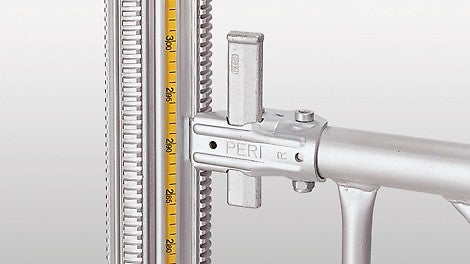 Встроенная измерительная лента позволяет выполнить точную настройку стойки по высоте без лишних временных затрат.