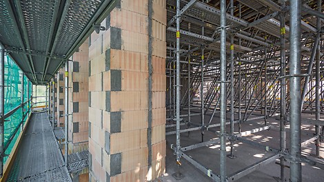 Das Modulgerüst PERI UP Flex wurde äußerst vielseitig als Fassadengerüst, Traggerüst, Bewehrungsgerüst und Arbeitsplattform verwendet.