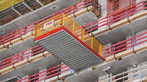 La plate-forme RCS MP avec platelage en acier pour le transfert de matériel est disponible en deux tailles en version standard. 