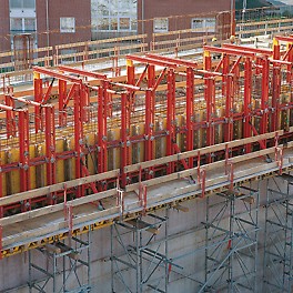 The guardrails of the working platforms on the ST 100 stacking towers were quickly mounted using handrail holders.