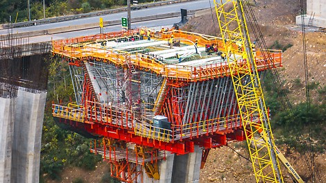Overview of the pier table formwork and its supporting system.