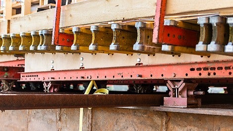 De elementen zijn geplaatst op afzinkpotten om eenvoudig te kunnen ontkisten.