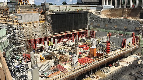 Zahvaljujući PERI UP Flex stepeništu gradilište ima vertikalnu komunikaciju kroz sve podzemne etaže do kote terena na gradilištu.