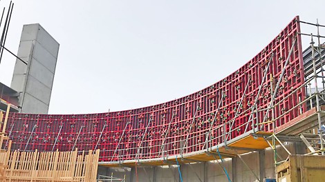 MAXIMO-seinämuotit FB 180 -niveltyötasojen päällä.