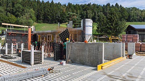 Mit einer minimalen Anzahl unterschiedlicher Systembauteile lassen sich mit der DUO Wände, Brüstungen, Fundamente und Säulen schalen. Mit nur wenigen Zusatzbauteilen könnte die DUO auch als Deckenschalung eingesetzt werden.