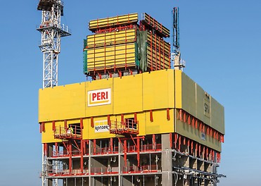 Podestové plošiny pozostávajúce zo štandardných systémových dielov slúžili ako dočasné skladovacie priestory aj na prepravu nákladu na ďalšie poschodia. Plošiny sa dali variabilne umiestniť kdekoľvek na budove. 