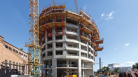 每个VARIO墙模单元与RCS爬架平台，能够以50厘米为步距，延建筑物高度方向向上顶升。
