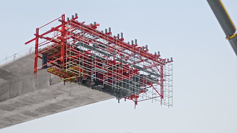 For the realization of the motorway bridge near Tarnow, the construction team achieved a 4 to 5 -day cycle thanks to the easy-to-use mechanical solution. At the same time, the requirements regarding the very low tolerances for the variable bridge cross-section could be fulfilled.