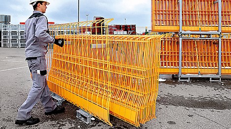 The PROKIT pallet holds 25 side mesh barriers and simplifies the logistics and assembly of the side protection.