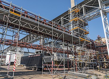 The gap-free decks with slip-resistant surfaces provided seamless access even in confined spaces.<br/>(Photo: PERI CZ)<br/>