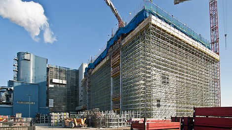 Bild der Baustelle des Müllheizkraftwerks in Berlin umgeben von Gerüsten.