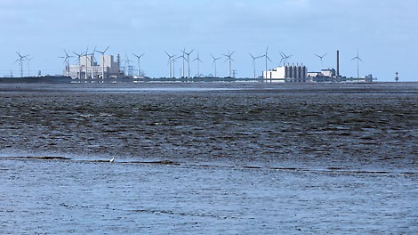 The Eemshaven power plant (left in photo) plays an important role in the modernisation and guaranteeing the electricity supply in the Netherlands – in combination with the utilisation of wind and solar energy.